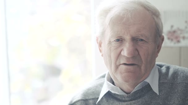 Portrét starého pohledný muž při pohledu na fotoaparát krytý 4k — Stock video