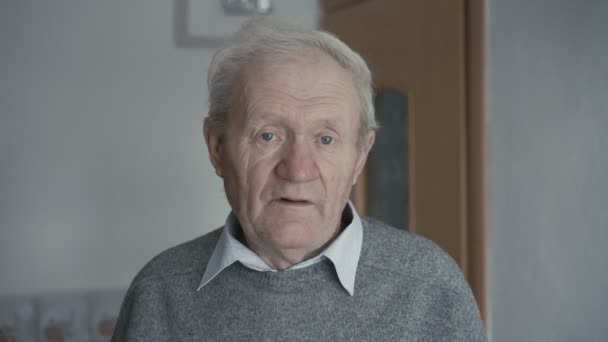 Portret van verrast grijze man te wachten en te kijken naar camera 4k — Stockvideo