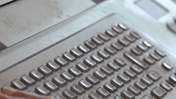 Travailleur joue sur le clavier de l'ordinateur de contrôle 