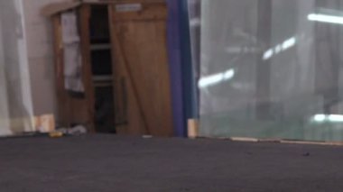 Pencere cam fabrika üstünde a makine ile üretim