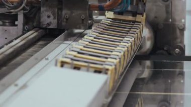 Makine üzerinde pencere fabrikası çalışma işlemi