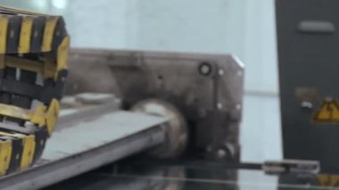 Makine üzerinde pencere fabrikası çalışma işlemi