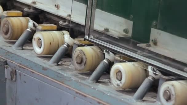 Máquina de linha para colar seções de PVC de janelas — Vídeo de Stock