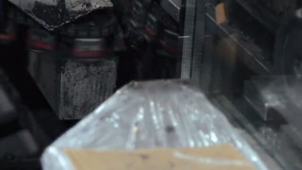 Machine de ligne automatique en cours sur l'usine de fenêtres 