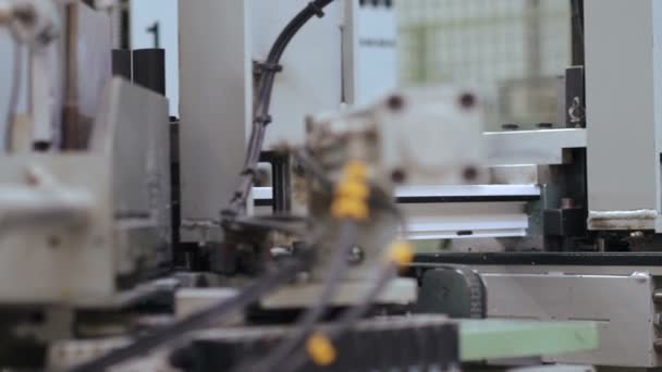 Machines maken van pvc op de venster-fabriek — Stockvideo