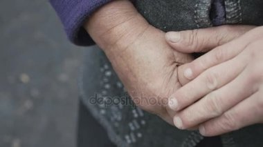 4 k'dan fazla eski buruşuk sallayarak womans eller genç el dokunur yakın çekim