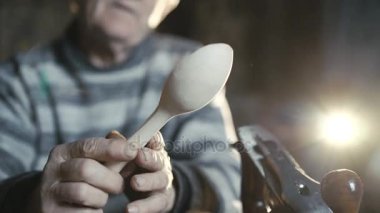 Eski tahta kaşık yapma ve 4 k kameraya gülümseyen marangoz buruşuk