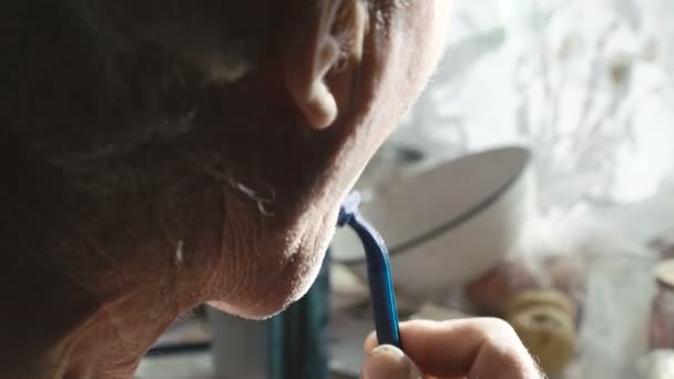 Broda golenie seniorów w domu przez siebie w 4k — Wideo stockowe