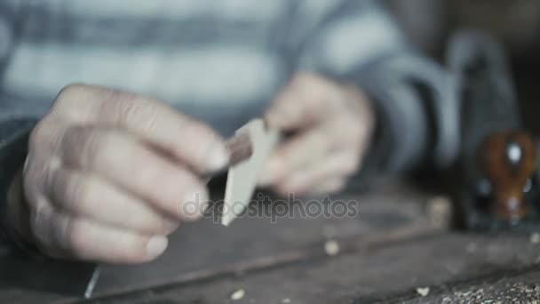 Close up de velhas mãos enrugadas cortando sua colher de madeira artesanal 4K — Vídeo de Stock