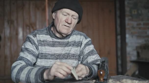 Oude gerimpeld man dergelijk handgemaakte houten lepel als aanwezig voor vrouw 4k — Stockvideo