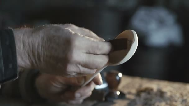 Eski tahta kaşık 4 k yapma marangozlar eller yukarı kapatın — Stok video