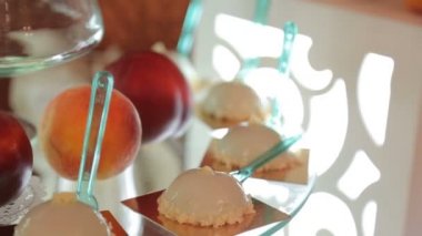 Tatlı tablo. Şeftali, tatlı aperatifler