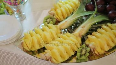 Renkli tropikal meyve büfesi ile içecekler