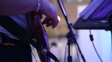 Gitar bir konserde canlı eylem