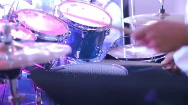 Şarkıcı sanatçı, gitar, davulcu ile sahnede performans konser rock grubu.