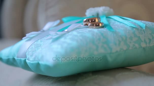 Обручальные кольца. Свадебные кольца лежат на подушке . — стоковое видео