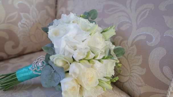 Bouquet da sposa in divano, Attributi di nozze — Video Stock