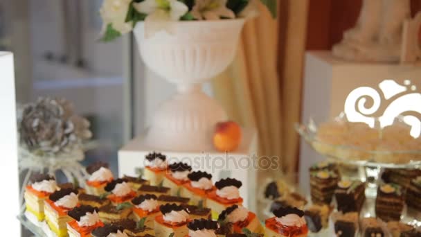 Buffet con dulces en la boda de cerca — Vídeo de stock