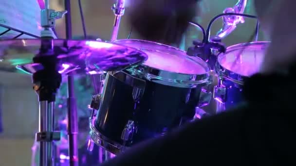 Baterista anônimo baterista no palco — Vídeo de Stock