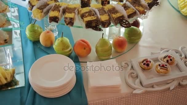 Шведский стол со сладостями на свадьбе — стоковое видео