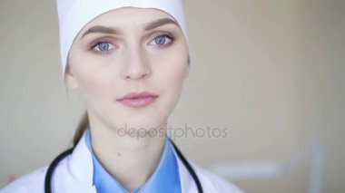 genç bir doktorun yakın çekim yüz