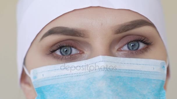 Femmina operaia medica che indossa maschera viso guardando in macchina fotografica — Video Stock