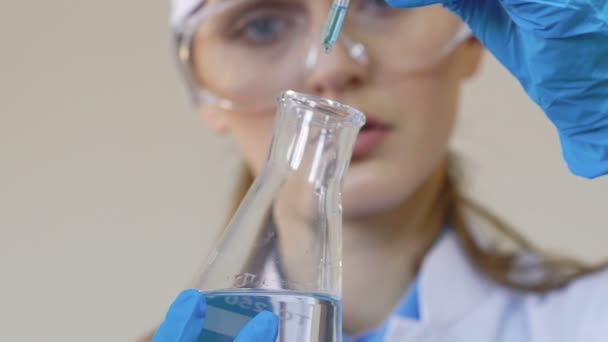 Studente di ricerca medica utilizzando una pipetta da laboratorio — Video Stock
