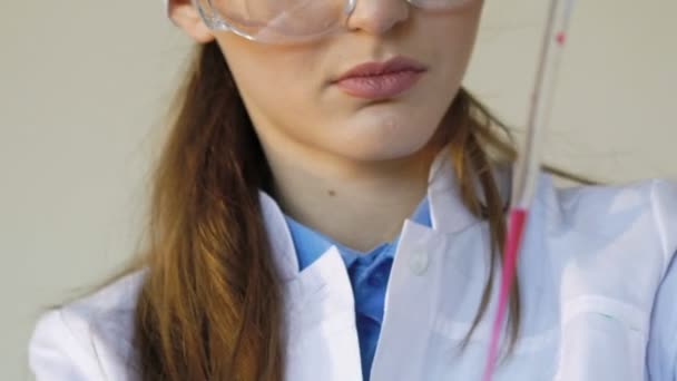 Medical research student using a laboratory pipette — Stock Video