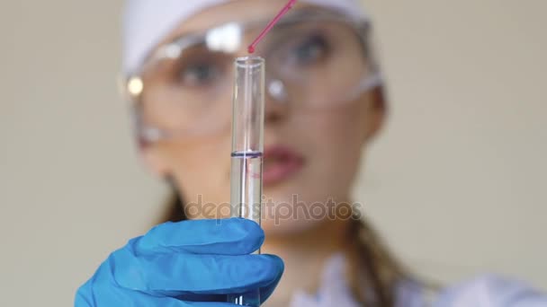 Medical research student using a laboratory pipette — Stock Video