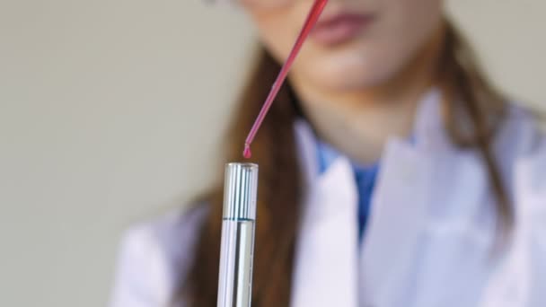 Estudiante de investigación médica usando una pipeta de laboratorio — Vídeo de stock