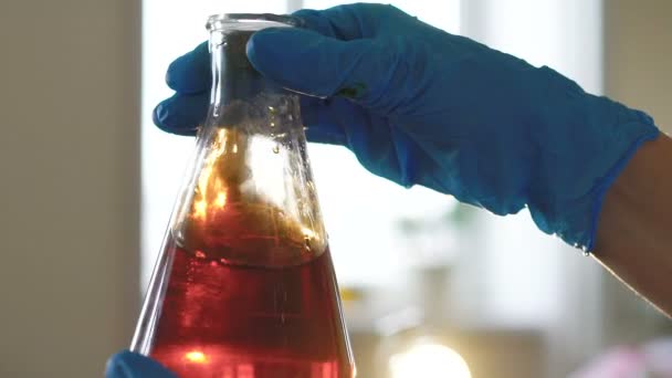 Mladá žena chemik dělat věda experiment s chemikáliemi — Stock video