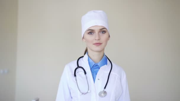 Portrét mladé dospělé ženské lékaře, při pohledu na fotoaparát — Stock video