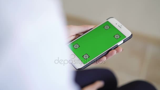Doctora mostrando teléfono inteligente con pantalla verde — Vídeos de Stock