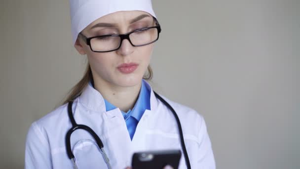 La doctora se comunica con la paciente — Vídeo de stock