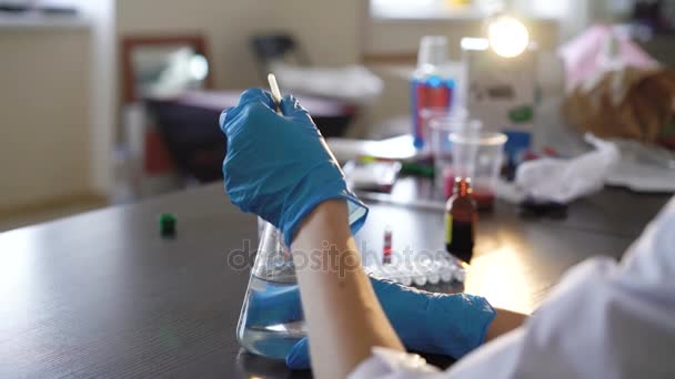 Νεαρή γυναίκα χημικός κάνει πείραμα επιστήμης με χημικές ουσίες — Αρχείο Βίντεο