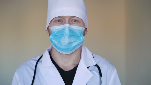 Junger Arzt blickt in die Kamera — Stockvideo