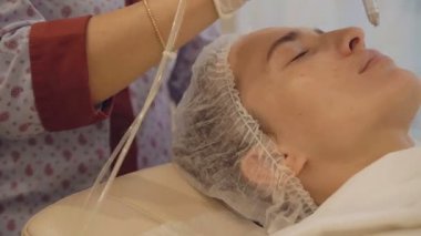 Gaz-sıvı peeling yüz için yakın çekim