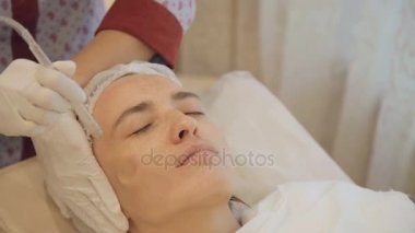 Gaz-sıvı peeling yüz için yakın çekim