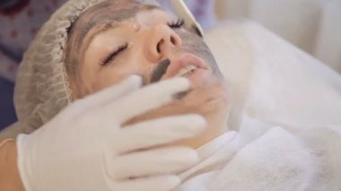 Kadın yüzüne deniz kupa maskesi uygulama