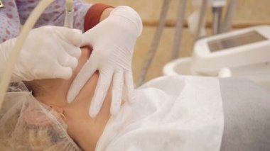 Güzel kadın mikrodermabrazyon güzellik Kliniği'nde elde