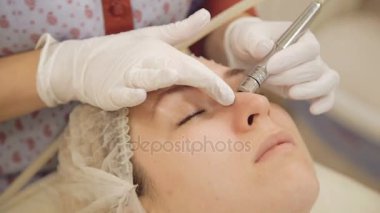 Güzel kadın mikrodermabrazyon güzellik Kliniği'nde elde