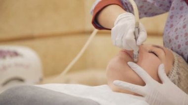 Güzel kadın mikrodermabrazyon güzellik Kliniği'nde elde