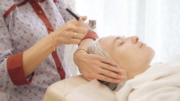 Gas-Flüssig-Peeling für Gesicht im Schönheitssalon — Stockvideo