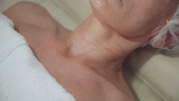 Vrouwelijke klant liggen in de cosmetische kabinet — Stockvideo