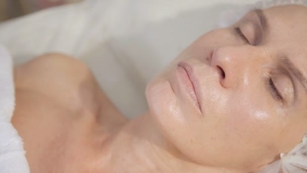 Klient kobiece leżący w gabinecie kosmetycznym — Wideo stockowe