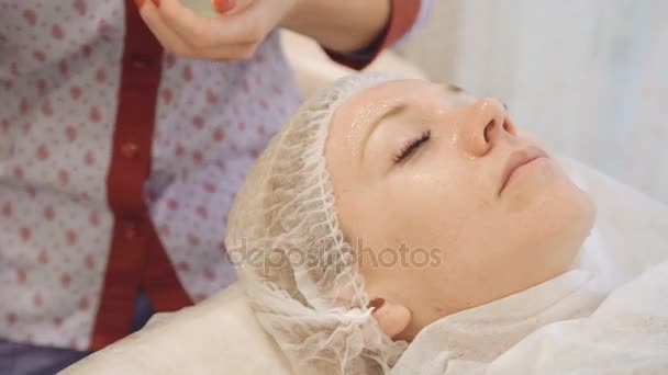 Beautician doing skin treatment with ultrasonic machine — Stock Video