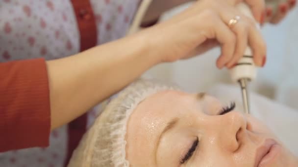 Zbliżenie na kosmetyczka robi leczenia skóry z ultradźwiękowej machine — Wideo stockowe