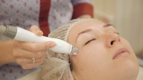 Microdermabrasion therapy at beauty clinic — Stock Video