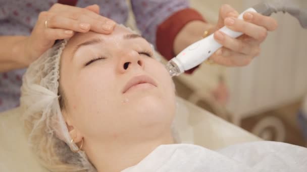 Microdermabrasion therapy at beauty clinic — Stock Video