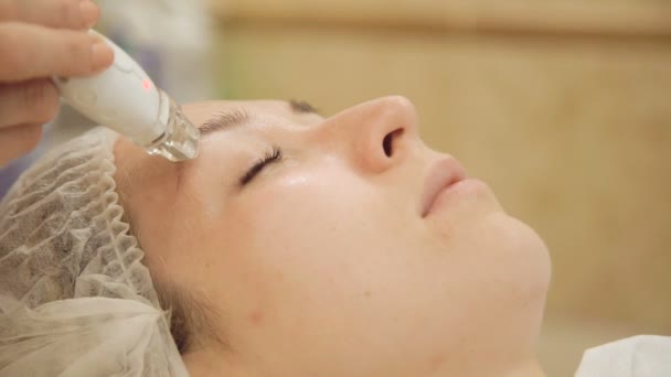 Microdermabrasion therapy at beauty clinic — Stock Video